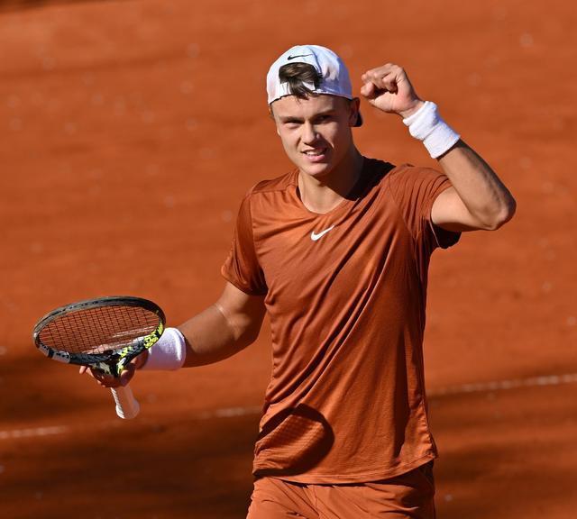 他的体型成 他的体型成